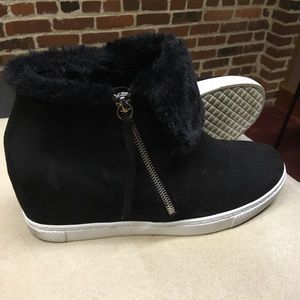 Cute black suede booties💞with fur around the top.